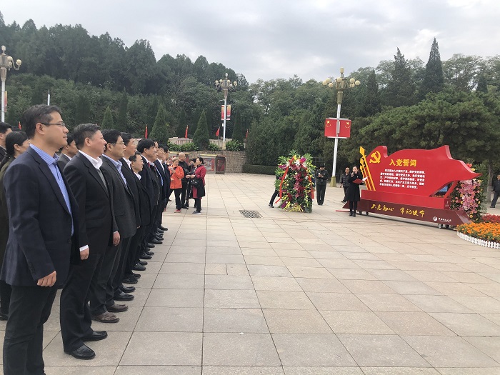 1向五大领袖铜铸像敬献花篮.JPG 1向五大领袖铜铸像敬献花篮.JPG