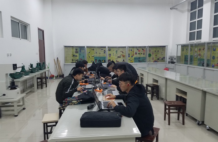 学生晚上在开放实验室自主学习.jpg 学生晚上在开放实验室自主学习.jpg