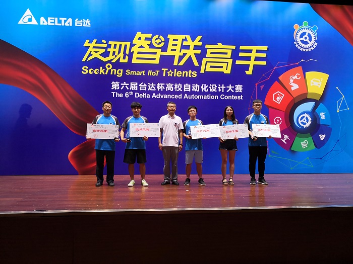 1王宏斌同学上台领奖.jpg 1王宏斌同学上台领奖.jpg