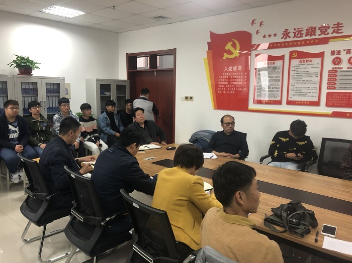 评委老师认真聆听学生讲解.jpg 评委老师认真聆听学生讲解.jpg